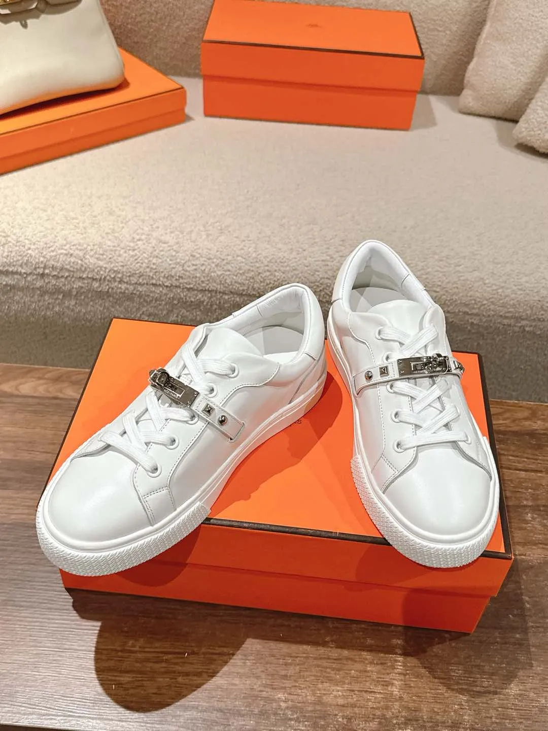 👟👟Ex-factory price 600👟👟Hermes top version couple model Epsom calfskin and calfskin loafer style lace-up sneakers, with functional rose gold-plated Kelly shoe buckles. Create a stylish urban look. Fabric: Specific cowhide/canvas material Lining: Sheepskin lining Outsole: Original molded TPU outsole Size: 35-45